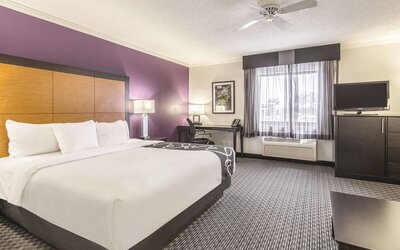 La Quinta Inn & Suites by Wyndham Cleveland - Airport North