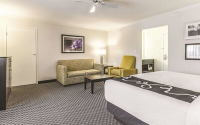 La Quinta Inn & Suites by Wyndham Cleveland - Airport North
