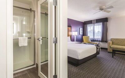 La Quinta Inn & Suites by Wyndham Cleveland - Airport North