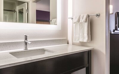 La Quinta Inn & Suites by Wyndham Cleveland - Airport North