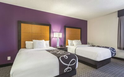 La Quinta Inn & Suites by Wyndham Cleveland - Airport North