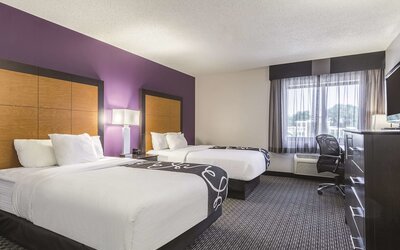 La Quinta Inn & Suites by Wyndham Cleveland - Airport North