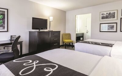La Quinta Inn & Suites by Wyndham Cleveland - Airport North
