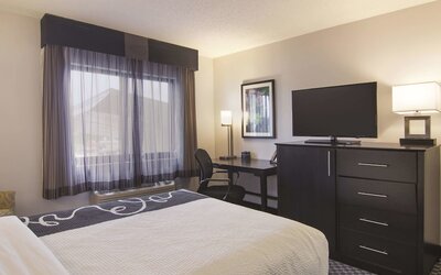 La Quinta Inn & Suites by Wyndham Cleveland - Airport North
