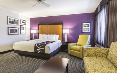 La Quinta Inn & Suites by Wyndham Cleveland - Airport North