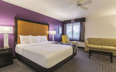 La Quinta Inn & Suites by Wyndham Cleveland - Airport North