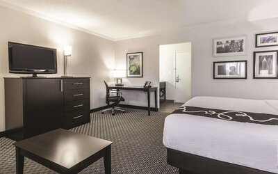 La Quinta Inn & Suites by Wyndham Cleveland - Airport North