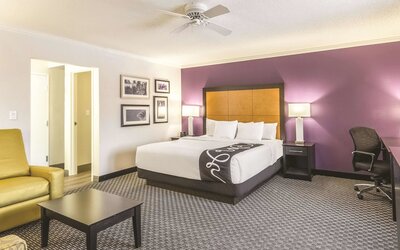 La Quinta Inn & Suites by Wyndham Cleveland - Airport North