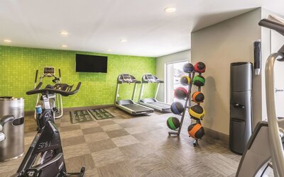 La Quinta Inn & Suites by Wyndham Cleveland - Airport North