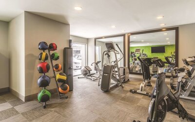 La Quinta Inn & Suites by Wyndham Cleveland - Airport North