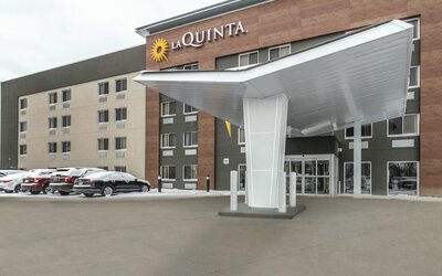 La Quinta Inn & Suites by Wyndham Cleveland - Airport North