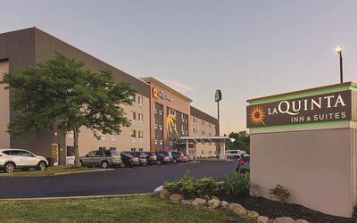La Quinta Inn & Suites by Wyndham Cleveland - Airport North