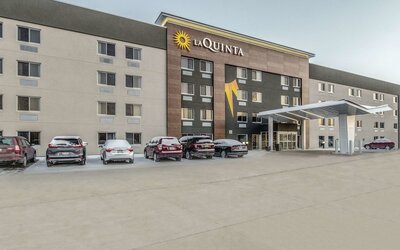 La Quinta Inn & Suites by Wyndham Cleveland - Airport North