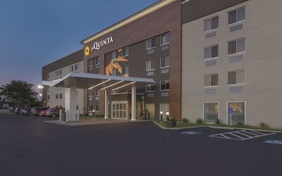 La Quinta Inn & Suites by Wyndham Cleveland - Airport North