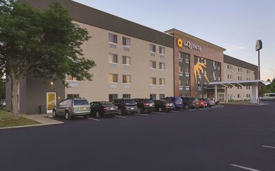 La Quinta Inn & Suites by Wyndham Cleveland - Airport North