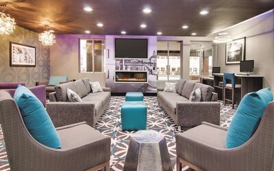 La Quinta Inn & Suites by Wyndham Cleveland Airport West