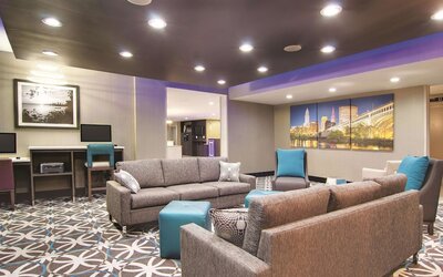 La Quinta Inn & Suites by Wyndham Cleveland Airport West