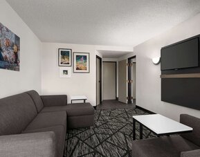 La Quinta Inn & Suites by Wyndham Cleveland Airport West