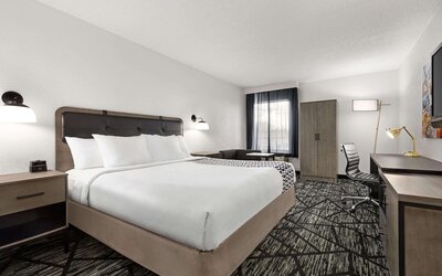 La Quinta Inn & Suites by Wyndham Cleveland Airport West