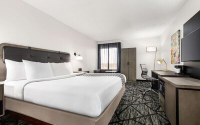 La Quinta Inn & Suites by Wyndham Cleveland Airport West