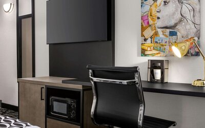 La Quinta Inn & Suites by Wyndham Cleveland Airport West