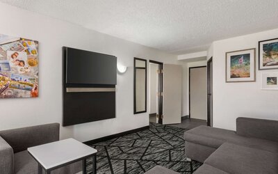 La Quinta Inn & Suites by Wyndham Cleveland Airport West