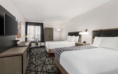 La Quinta Inn & Suites by Wyndham Cleveland Airport West