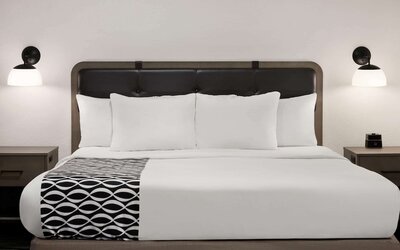 La Quinta Inn & Suites by Wyndham Cleveland Airport West