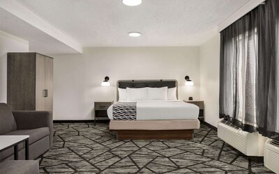 La Quinta Inn & Suites by Wyndham Cleveland Airport West