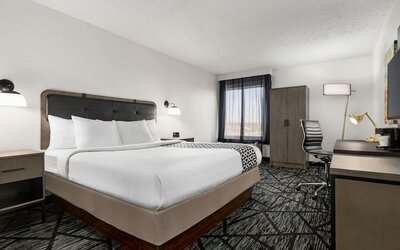 La Quinta Inn & Suites by Wyndham Cleveland Airport West