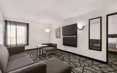 La Quinta Inn & Suites by Wyndham Cleveland Airport West