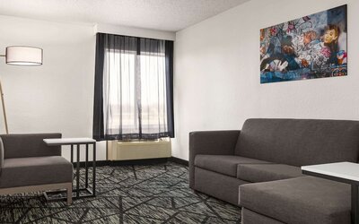 La Quinta Inn & Suites by Wyndham Cleveland Airport West