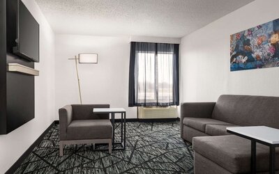 La Quinta Inn & Suites by Wyndham Cleveland Airport West