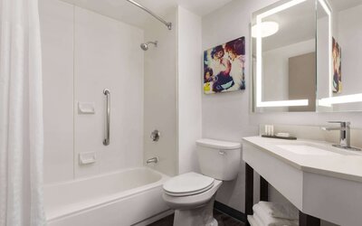 La Quinta Inn & Suites by Wyndham Cleveland Airport West