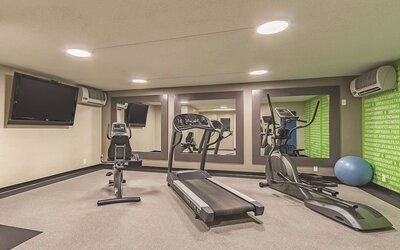 La Quinta Inn & Suites by Wyndham Cleveland Airport West