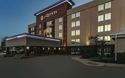 La Quinta Inn & Suites by Wyndham Cleveland Airport West