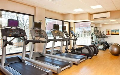 Sonesta White Plains Downtown’s fitness center has gym balls and various types of exercise machine for guests to use.