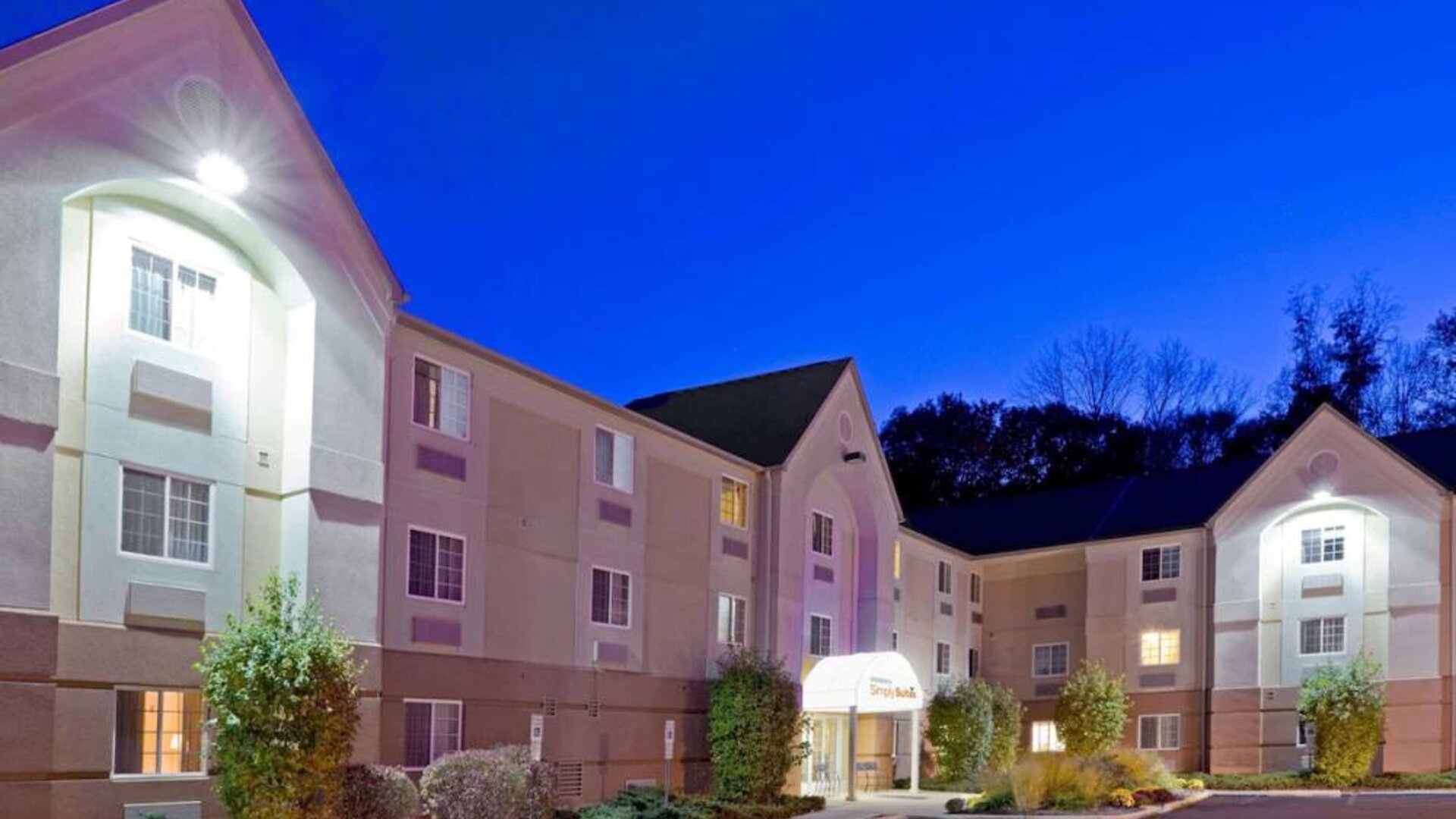 The hotel’s exterior has ample parking, and pleasant greenery near to the front door.