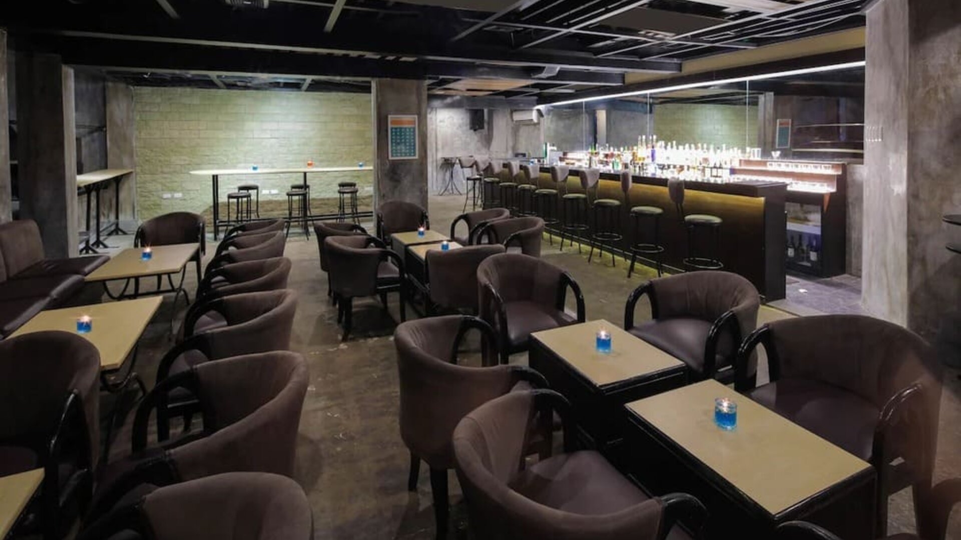 Dining and coworking space at Apo View Hotel.