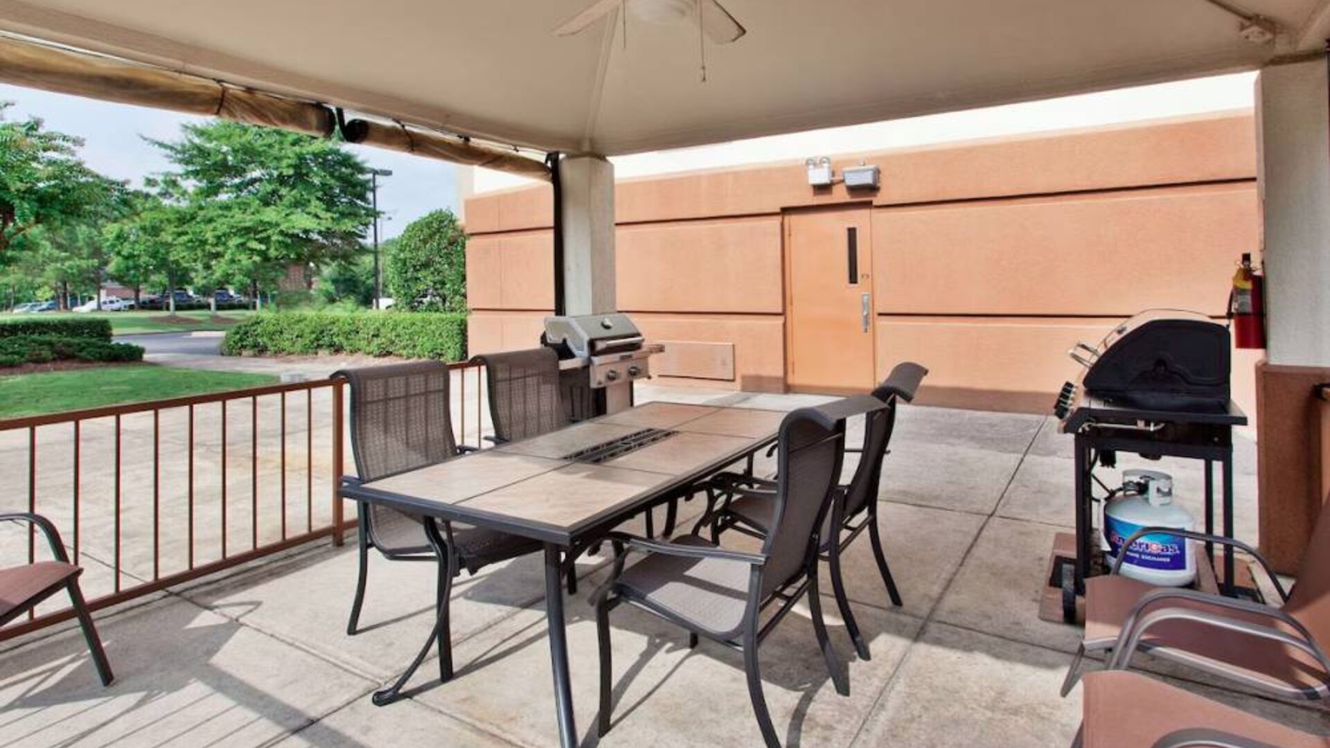 Sonesta Simply Suites Oklahoma City Airport’s gazebo features a ceiling fan, barbecues, and a table and chairs.