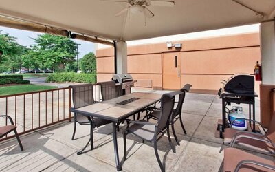 Sonesta Simply Suites Oklahoma City Airport’s gazebo features a ceiling fan, barbecues, and a table and chairs.