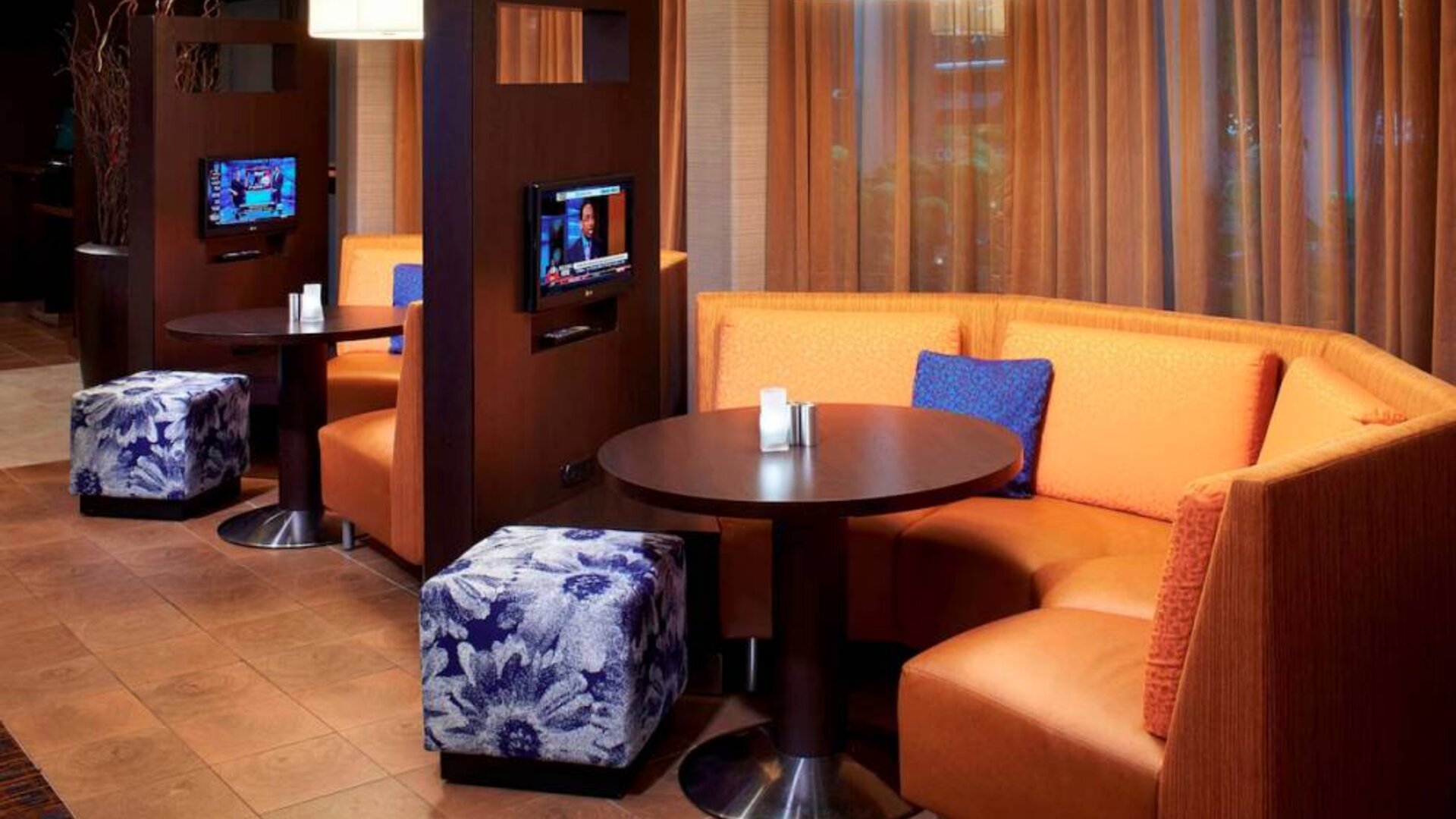 The media pods at Sonesta Select Detroit Auburn Hills are cozy nooks, with each featuring comfy seating, a coffee table, and a TV.