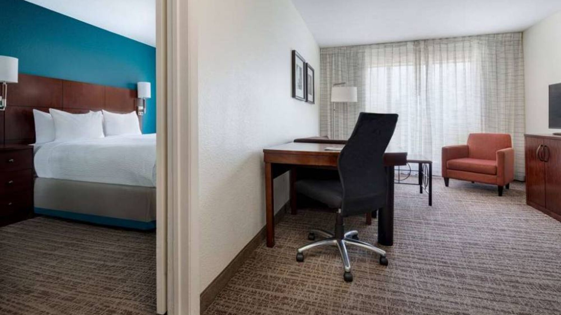 Sonesta ES Suites Dallas Medical Market Center double bed guest room, including a workspace desk and chair.