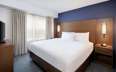 Double bed guest room in Sonesta ES Suites Atlanta Alpharetta North Point Mall, including TV and window.