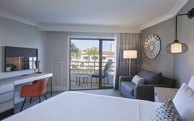 The Waterfront Beach Resort, A Hilton Hotel