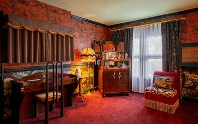 Lafayette Hotel & Club