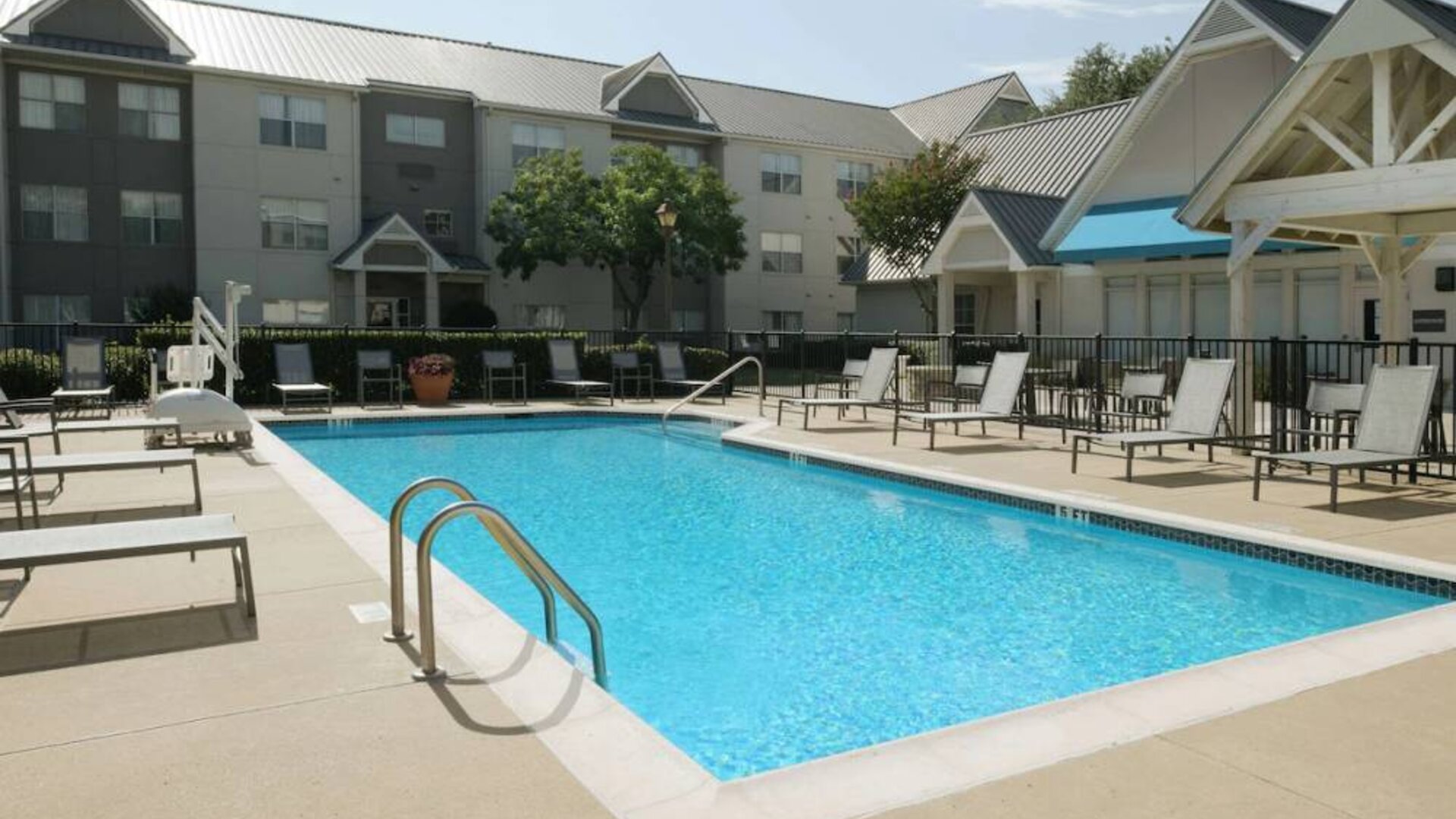 Sonesta ES Suites Fort Worth Fossil Creek’s outdoor pool has chairs and sun loungers by the side, and a lift for accessibility.