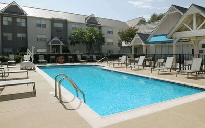 Sonesta ES Suites Fort Worth Fossil Creek’s outdoor pool has chairs and sun loungers by the side, and a lift for accessibility.
