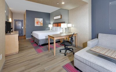 La Quinta Inn & Suites by Wyndham Dallas Love Field