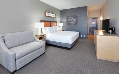 La Quinta Inn & Suites by Wyndham Dallas Love Field